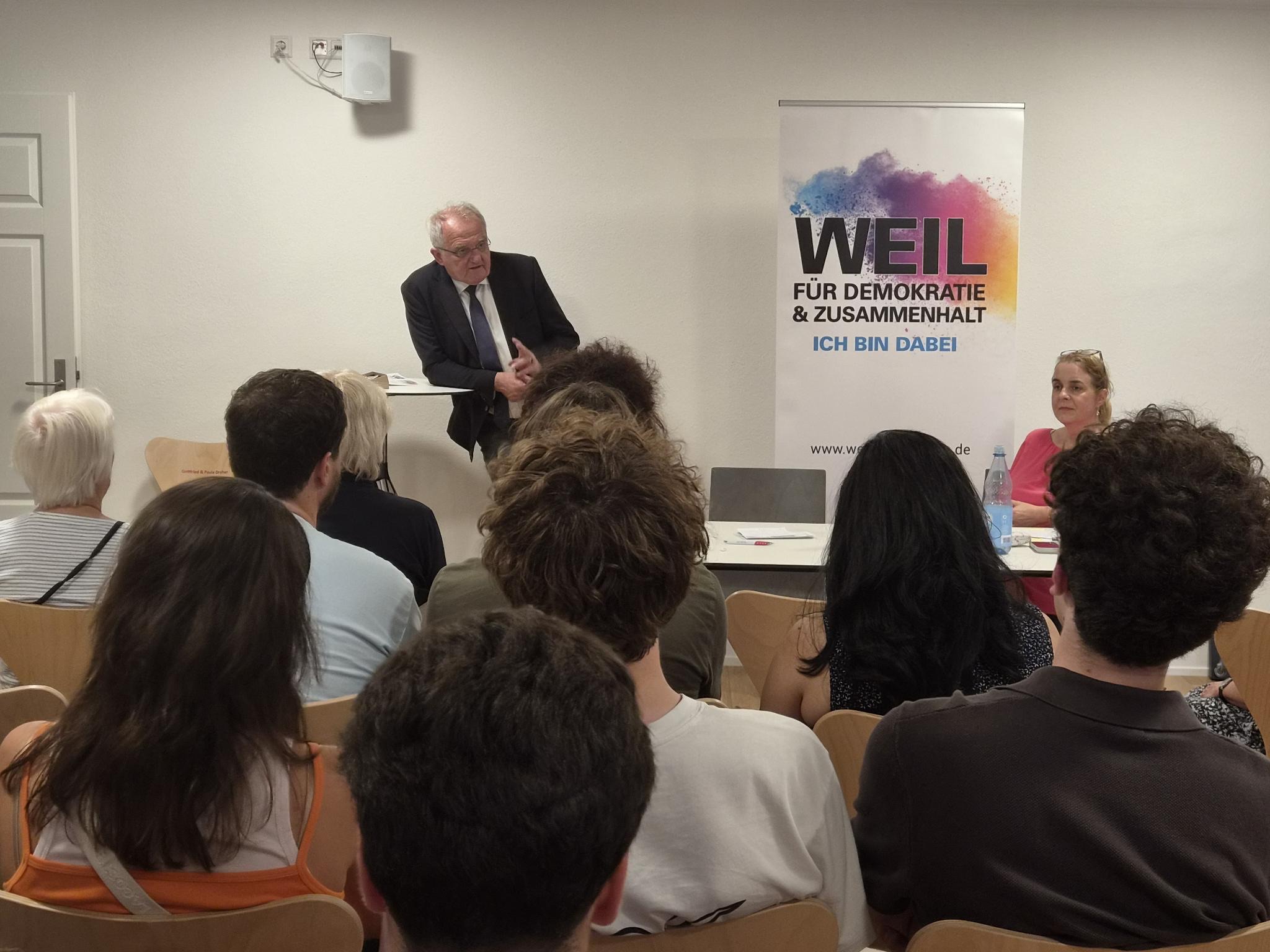Blick in den gut gefüllten Saal