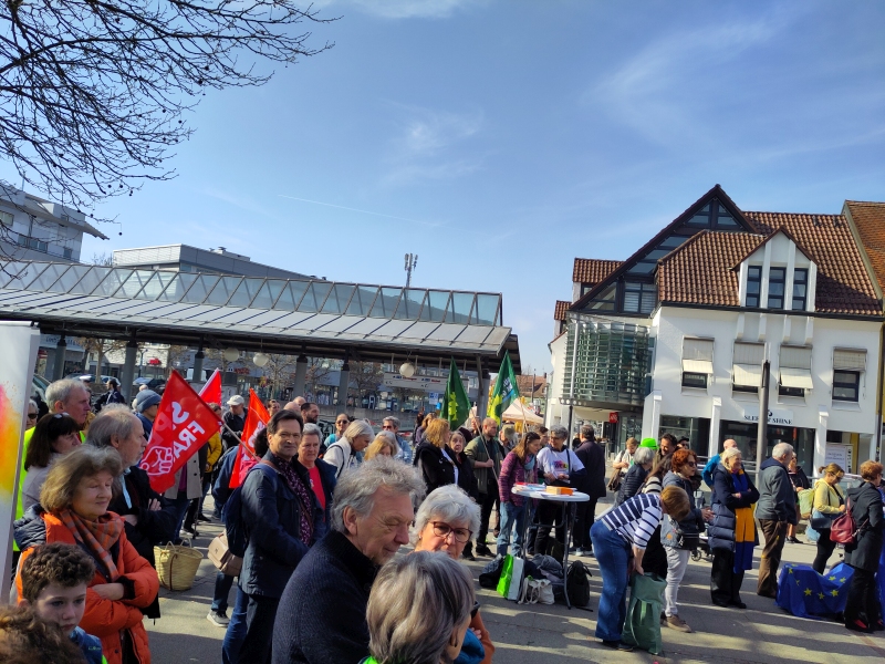 Kundgebung am gut besuchten Löwenmarkt